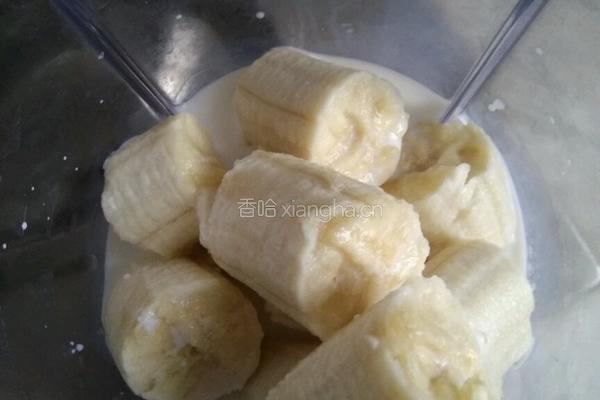 香蕉奶昔的做法图解1