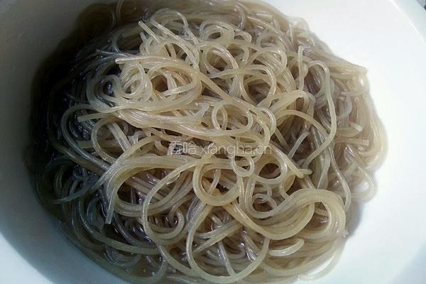 手撕包菜炒粉条的做法图解1