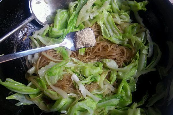手撕包菜炒粉条的做法图解9