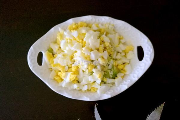 鸡蛋牛油果的做法图解3