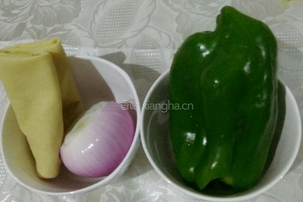 糖醋青椒豆皮的做法图解1