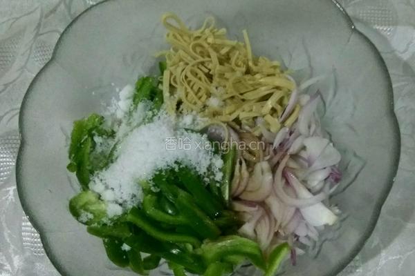 糖醋青椒豆皮的做法图解3