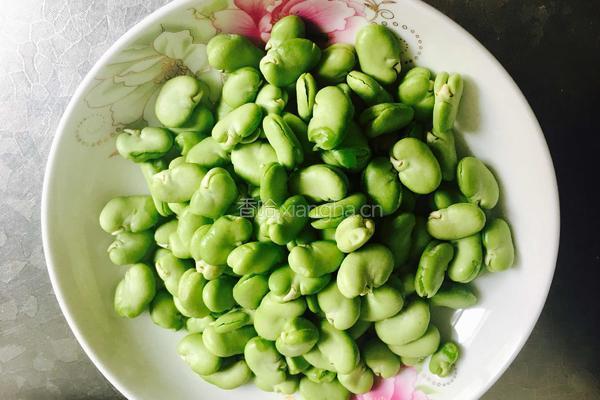 辣肠炒蚕豆的做法图解1