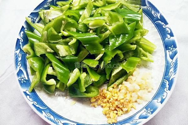 青椒炒鸡蛋的做法图解1