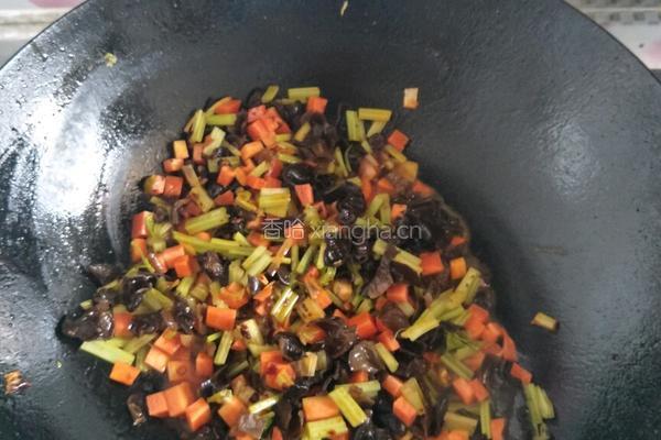老干妈炒麻食的做法图解4