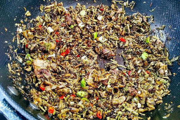 腊肉腌菜炒香椿的做法图解9