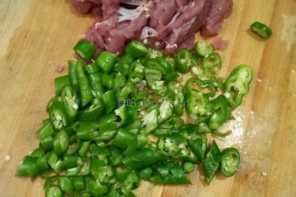 油豆腐炒肉的做法图解2
