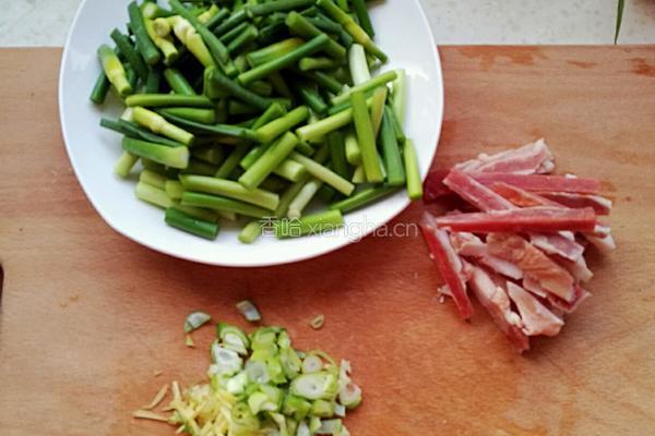 蒜苔炒肉的做法图解1