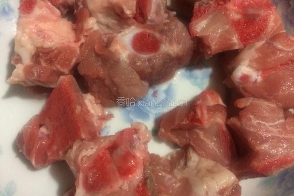 山药红萝卜排骨汤的做法图解1
