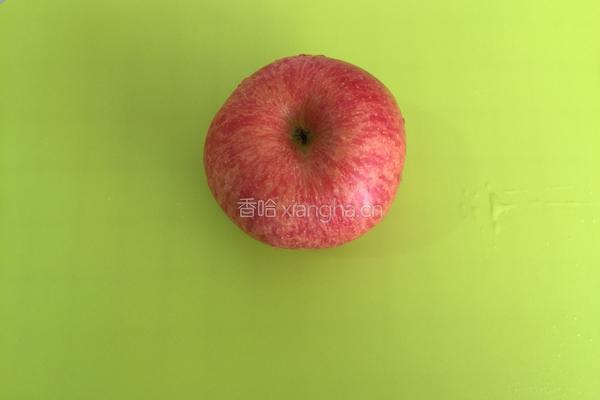 花式切苹果的做法图解1
