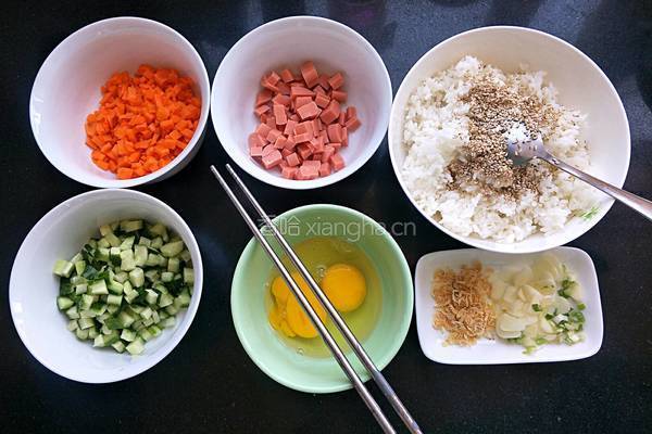 经典蛋炒饭的做法图解1