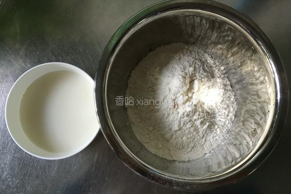 牛奶菊花馒头的做法图解1