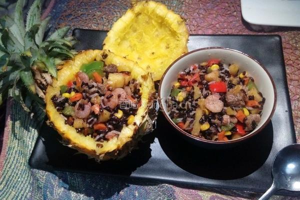 紫米虾仁炒菠萝饭