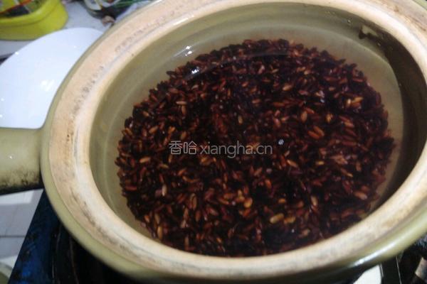紫米虾仁炒菠萝饭的做法图解2