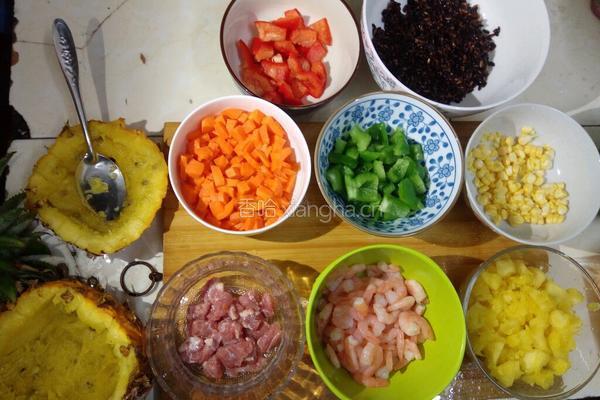 紫米虾仁炒菠萝饭的做法图解3