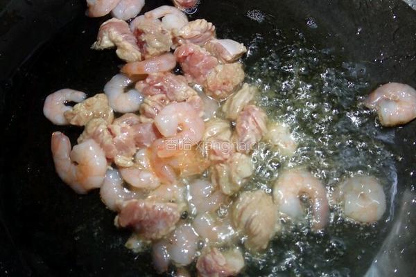 紫米虾仁炒菠萝饭的做法图解4
