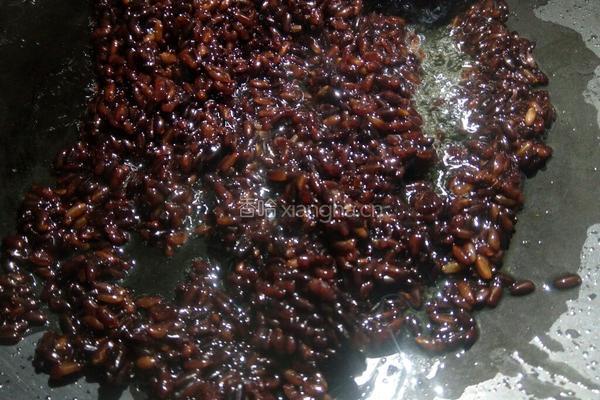 紫米虾仁炒菠萝饭的做法图解7