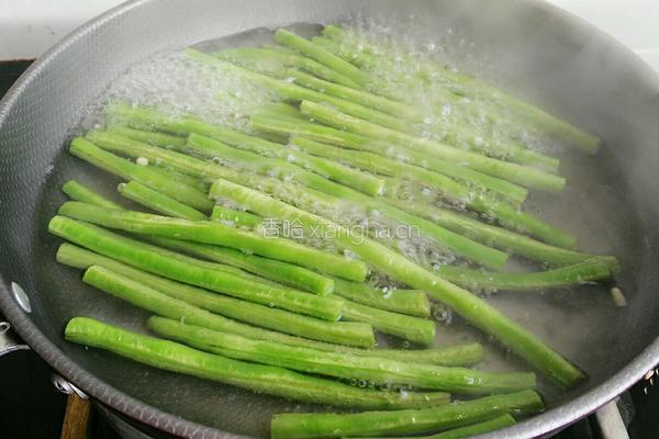 凉拌麻汁豆角的做法图解2