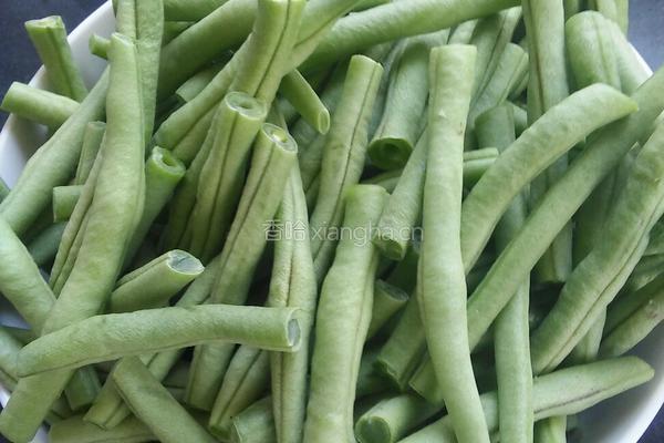 排骨炖豆角的做法图解1