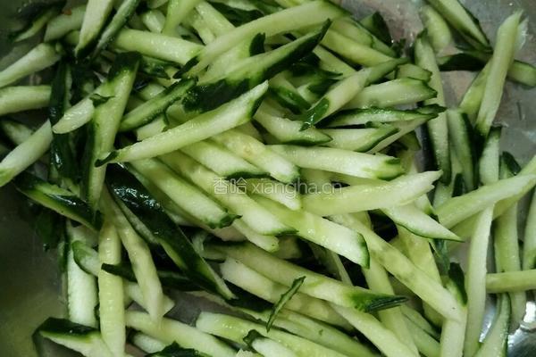 凉拌黄瓜金针菇的做法图解3