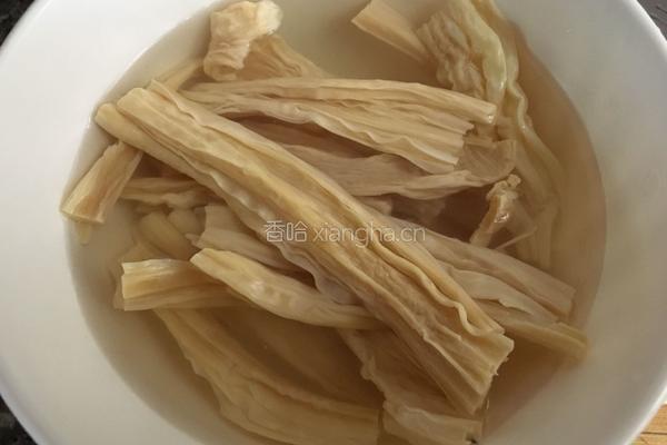腐竹烧蟹味菇的做法图解1