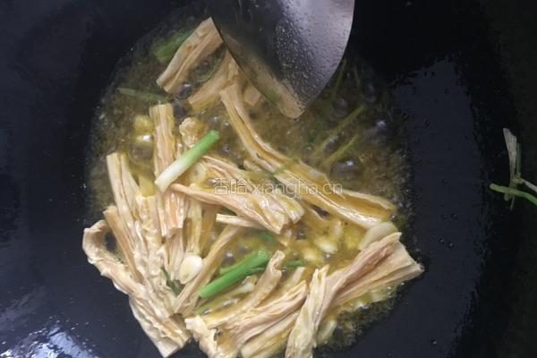 腐竹烧蟹味菇的做法图解10