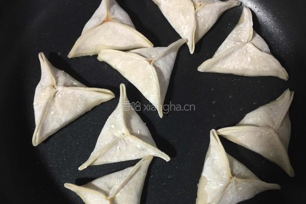 槐花猪肉馅三角煎饺的做法图解7