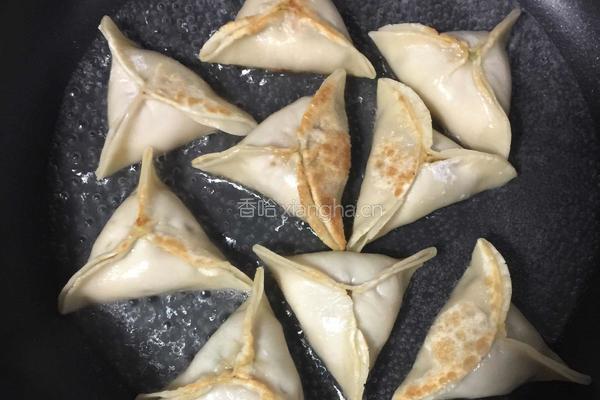 槐花猪肉馅三角煎饺的做法图解10