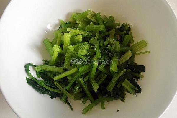 花生米炝香芹的做法图解3