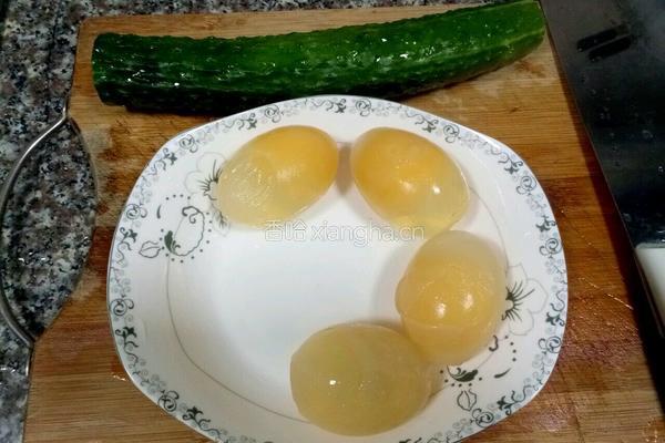 黄瓜皮蛋汤的做法图解1