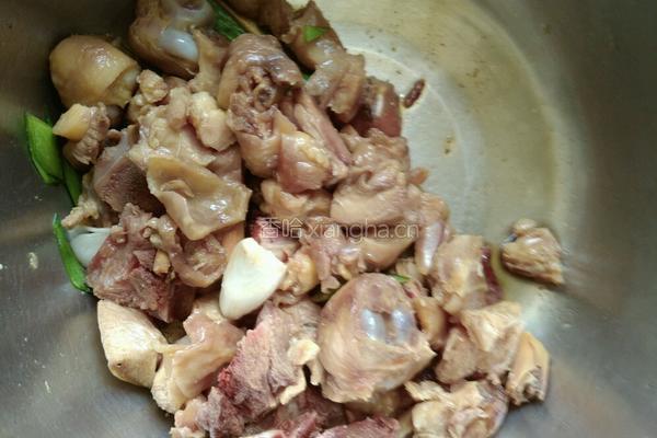 蒜台炒鸡块的做法图解2