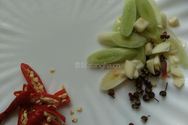 蒜台炒鸡块的做法图解3