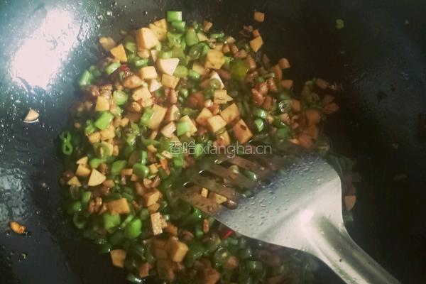 蘑菇豆角肉丁拌面的做法图解5