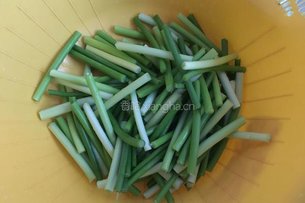 蒜苔炒腊肉的做法图解1