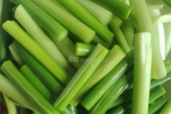 蒜苔炒腊肉的做法图解1