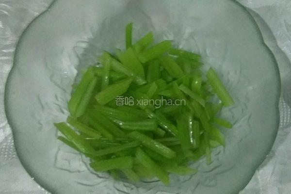 凉拌芹菜的做法图解3