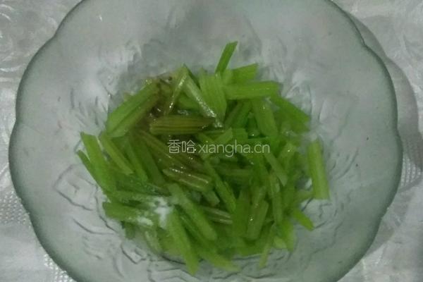 凉拌芹菜的做法图解4
