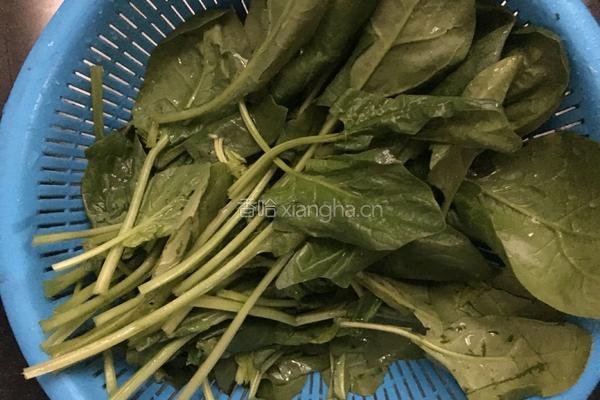 菠菜面皮水饺（白菜猪肉馅）的做法图解1