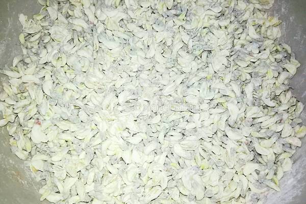 蒸槐花的做法图解2