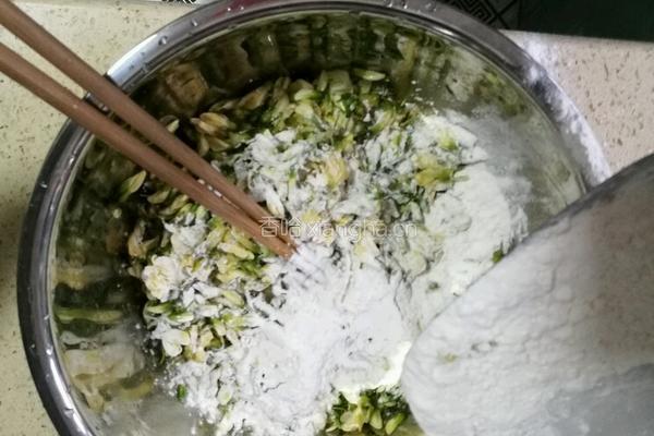 洋槐花团子的做法图解3