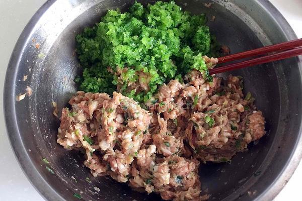 猪肉芹菜馅儿的做法图解5