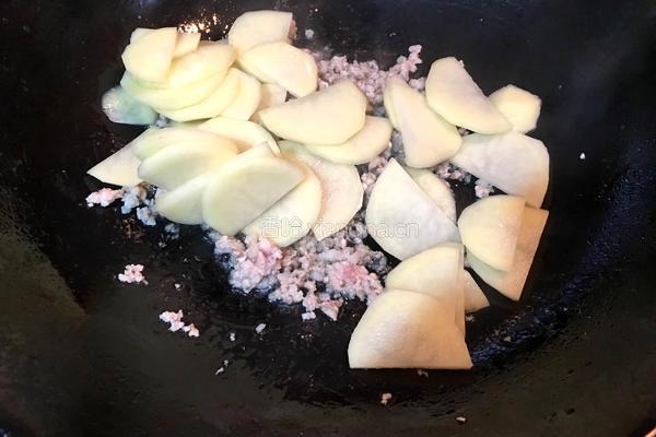 土豆片肉末汤的做法图解4