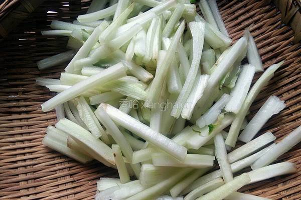 泡椒牛皮菜炒蚕豆的做法图解2