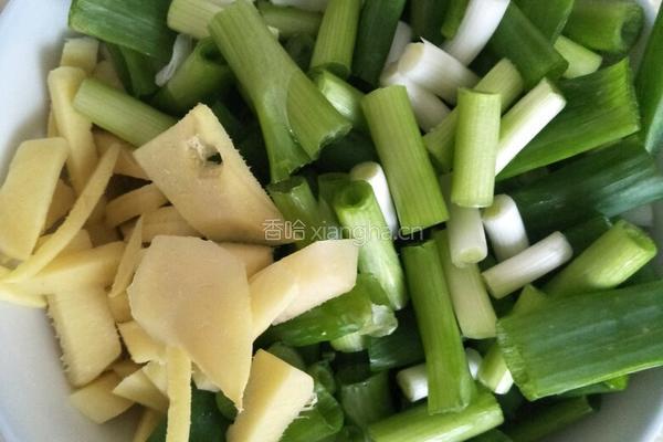 猪肉馅三色饺的做法图解1