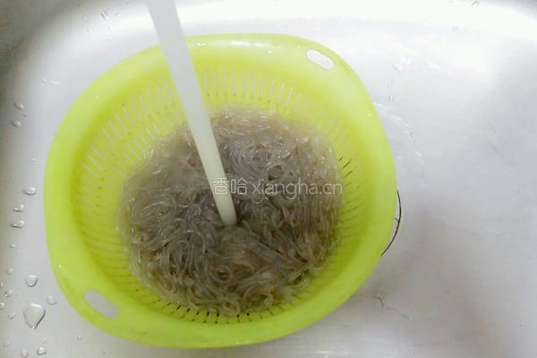 五彩菠菜烩的做法图解3