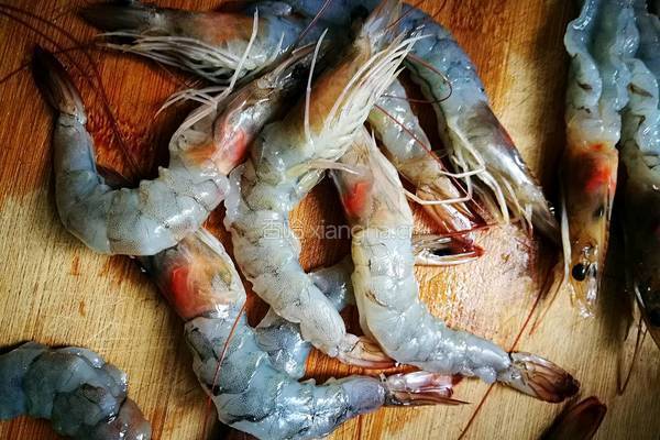 「Cathy边吃边营养」蒜蓉粉丝蒸大虾的做法图解3
