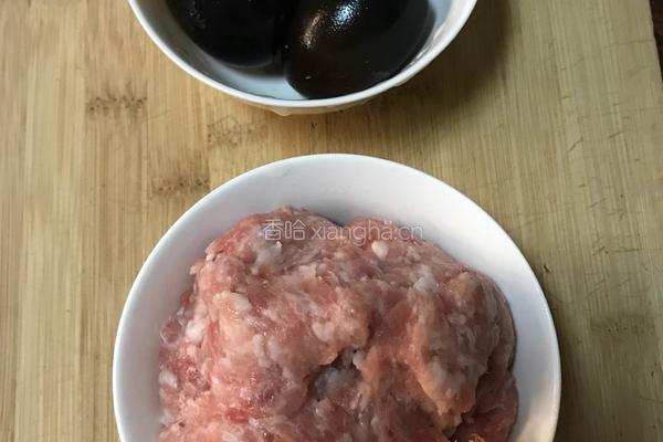 皮蛋肉末粥的做法图解2