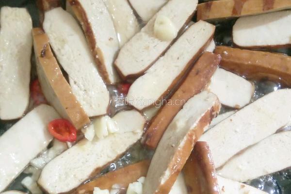 豆腐干炒灯笼椒的做法图解4