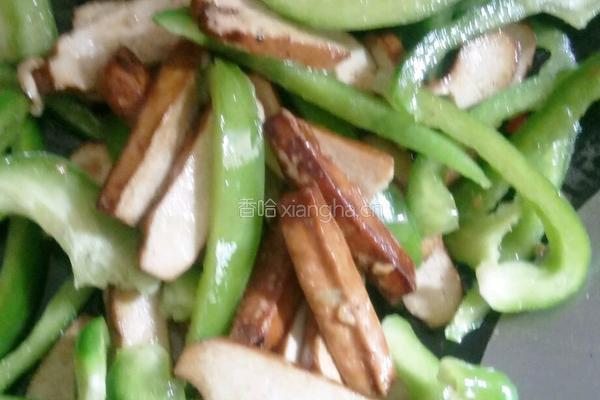 豆腐干炒灯笼椒的做法图解5