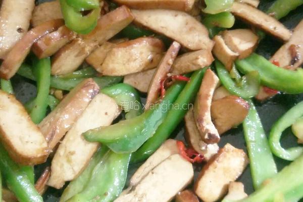 豆腐干炒灯笼椒的做法图解6